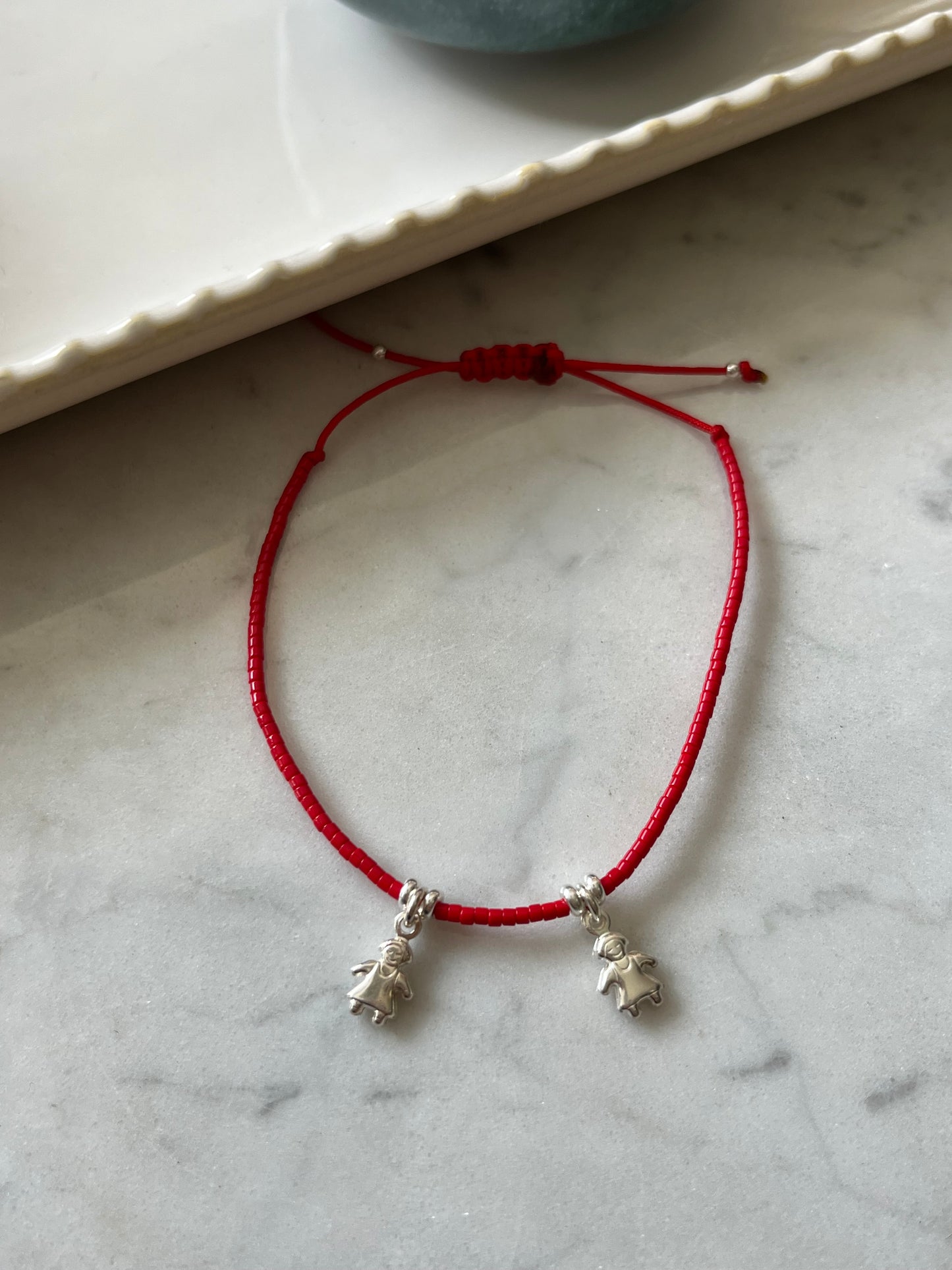 Pulsera Hilo Rojo con Dos Niñas