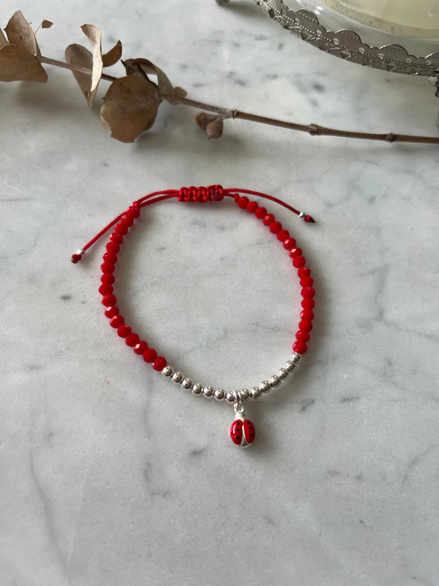 Pulsera hilo rojo de protección ,bolitas de plata y chinita