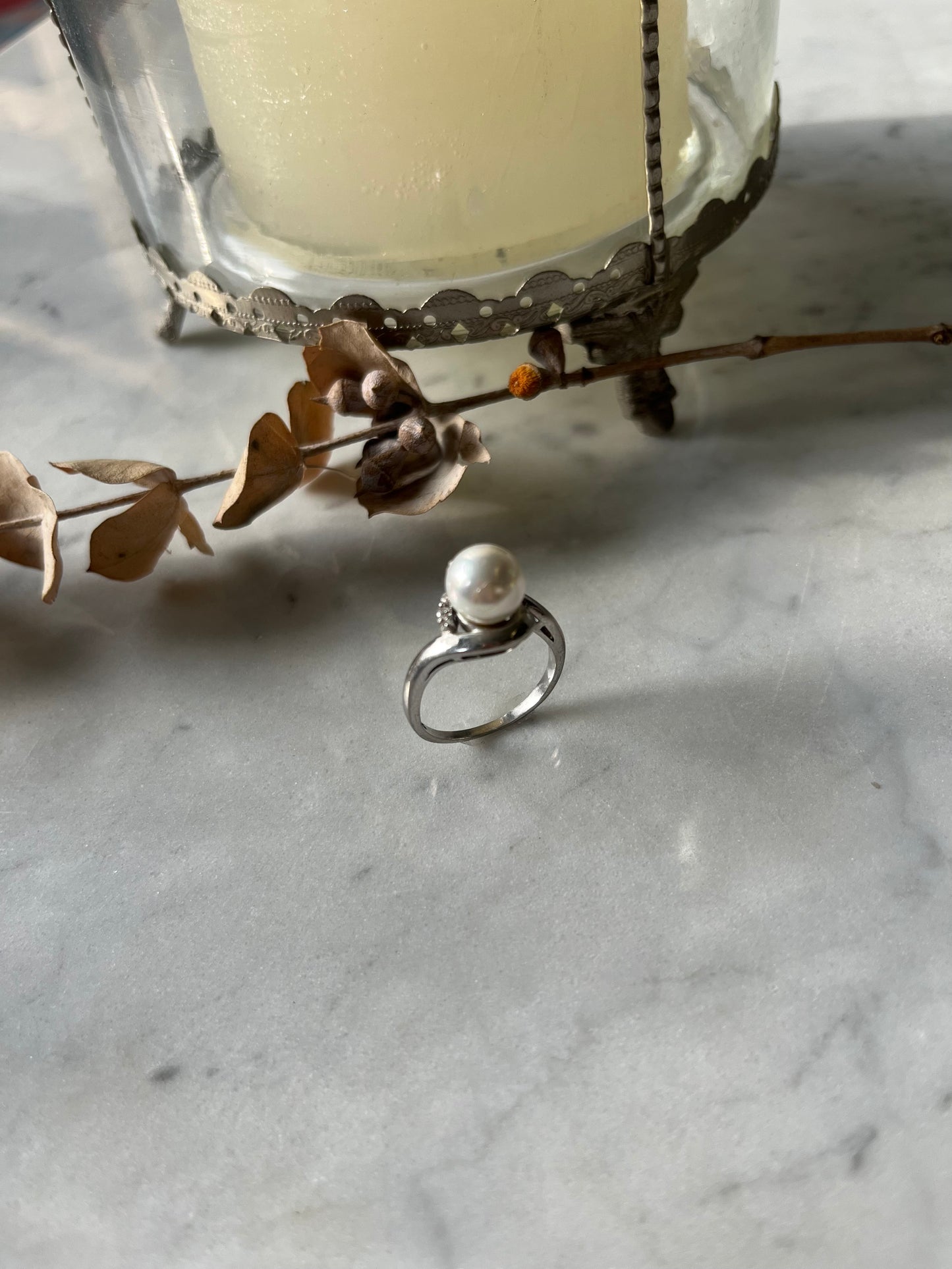 Anillo de plata con perla natural y circones ✨