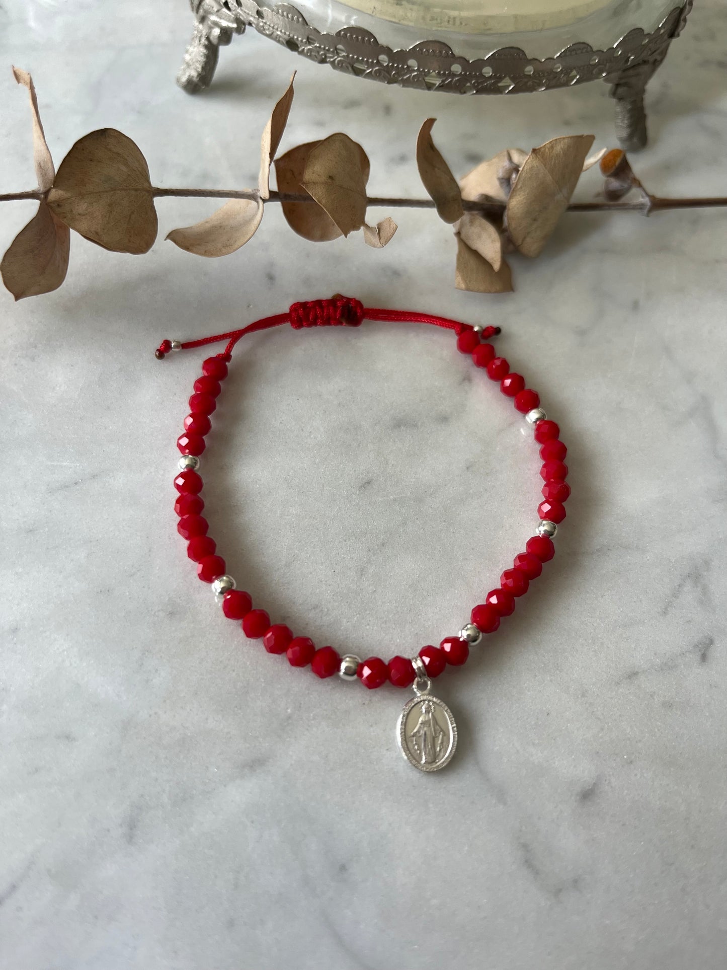 Pulsera hilo rojo y cristales rojos con virgen de los rayos y detalles en plata