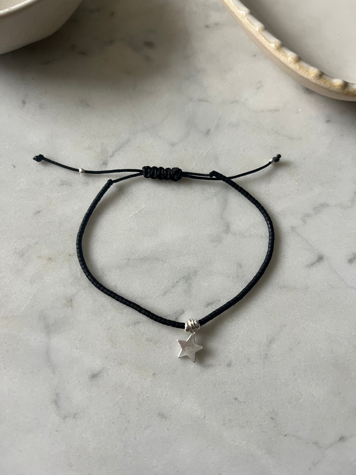 Pulsera hilo rojo Estrella – Protección y Deseos 💫 black