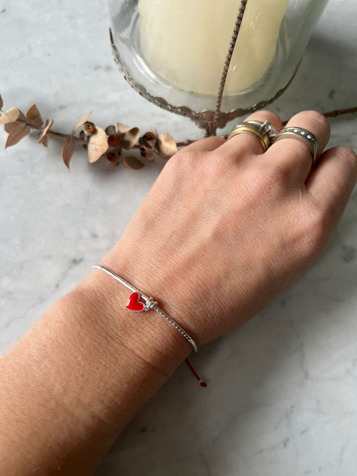 Pulsera de hilo rojo con mostacillas de plata y corazón rojo ❤️🔴🤍✨