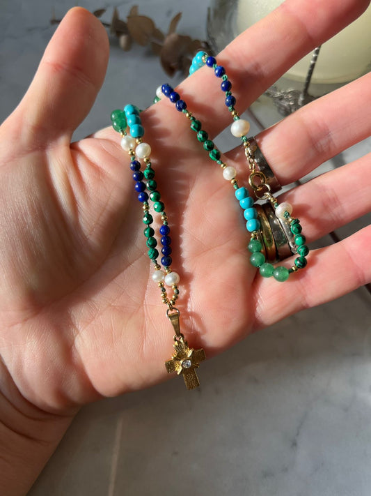 Collar de piedras naturales, con Jade, lapislázuli, turquesa, con cruz y detalles bañados en oro de 40cm