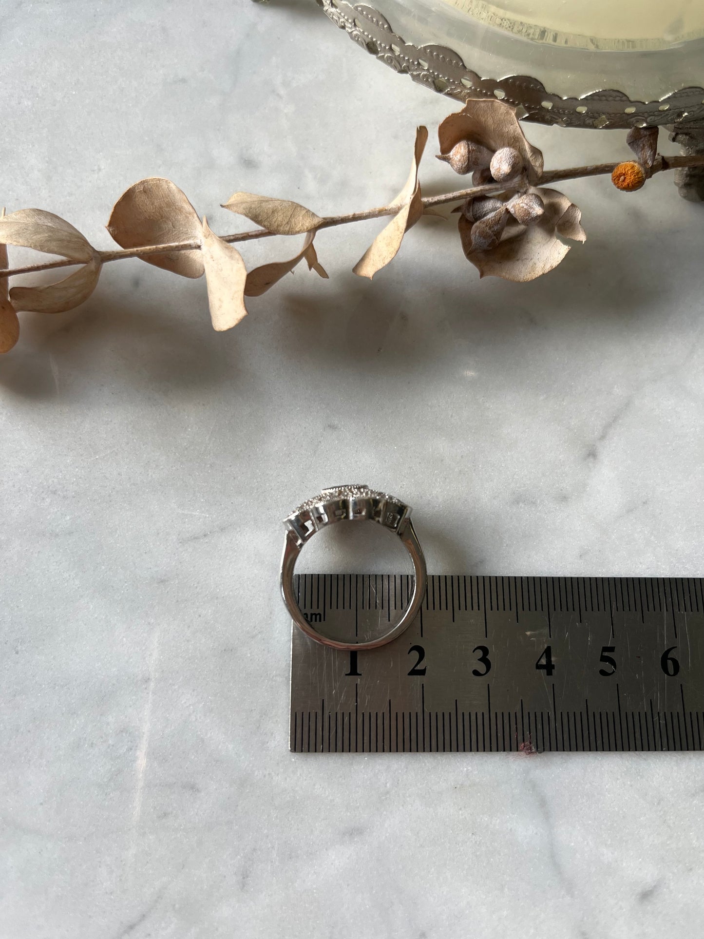 Anillo vintage de plata con piedra central azul y detalles florales ✨