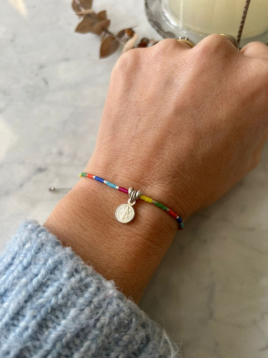 Pulsera hilo gris, cristales de colores, detalles en plata y San Benito en Plata, ajustable de 15cm a 20cm