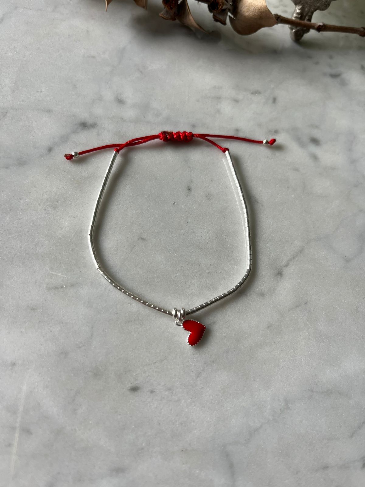 Pulsera de hilo rojo con mostacillas de plata y corazón rojo ❤️🔴🤍✨