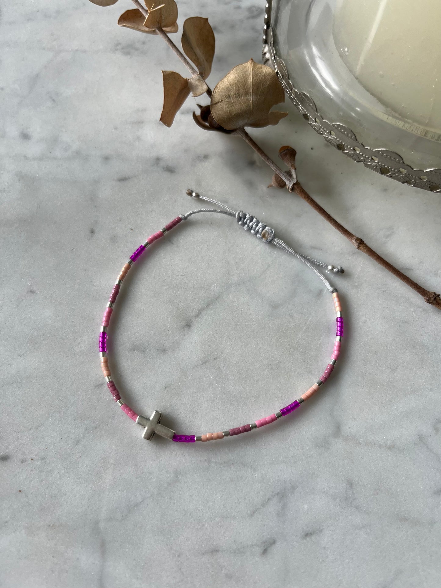 💖 Pulsera cruz tonos rosados