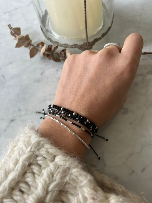 Pulsera hilo negro , cristales negros, detalles en plata ajustable de 15 a 20cm