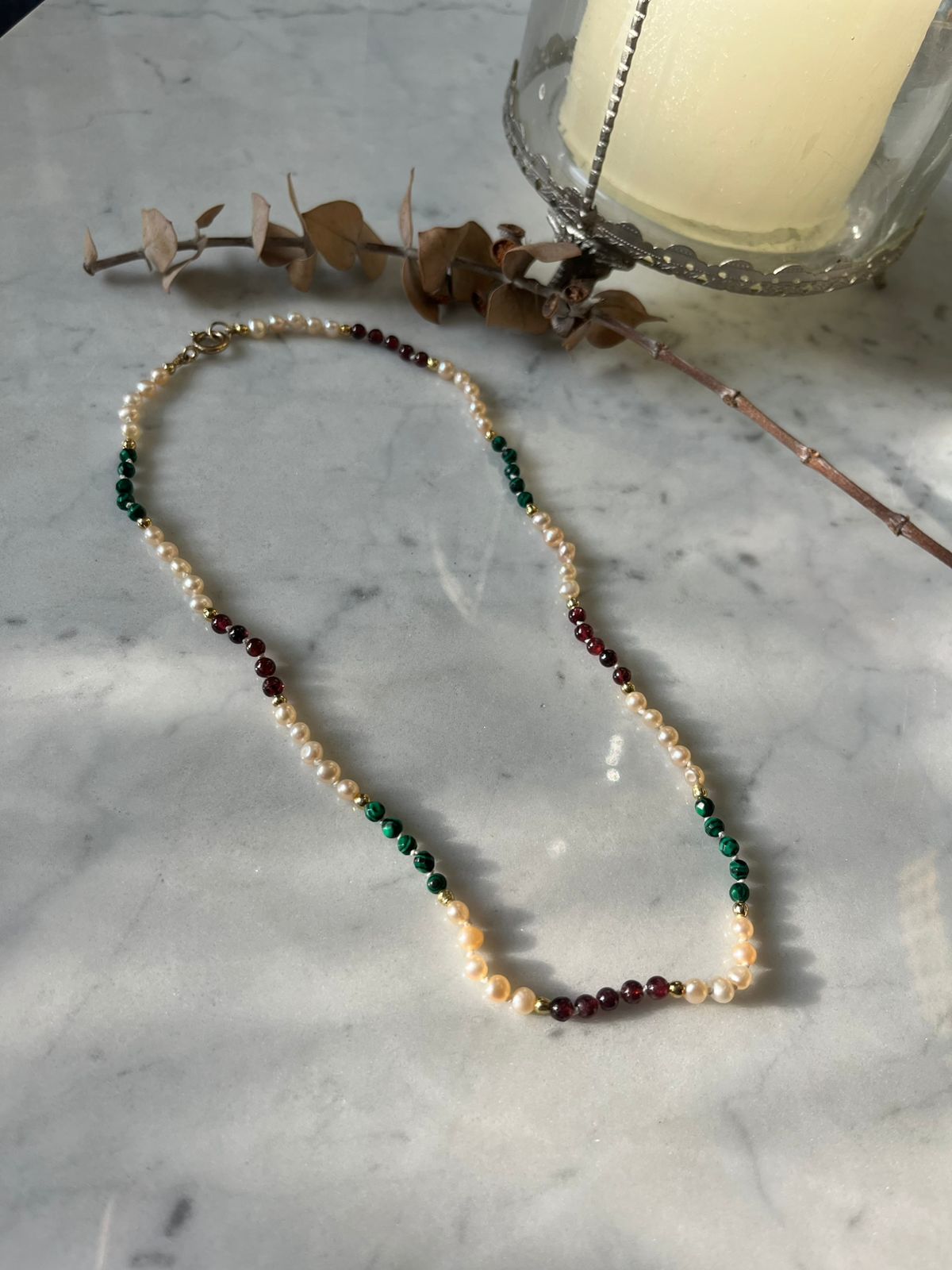 Collar de piedras naturales, granate, perlas de rio , detalles en baño de oro de 40cm
