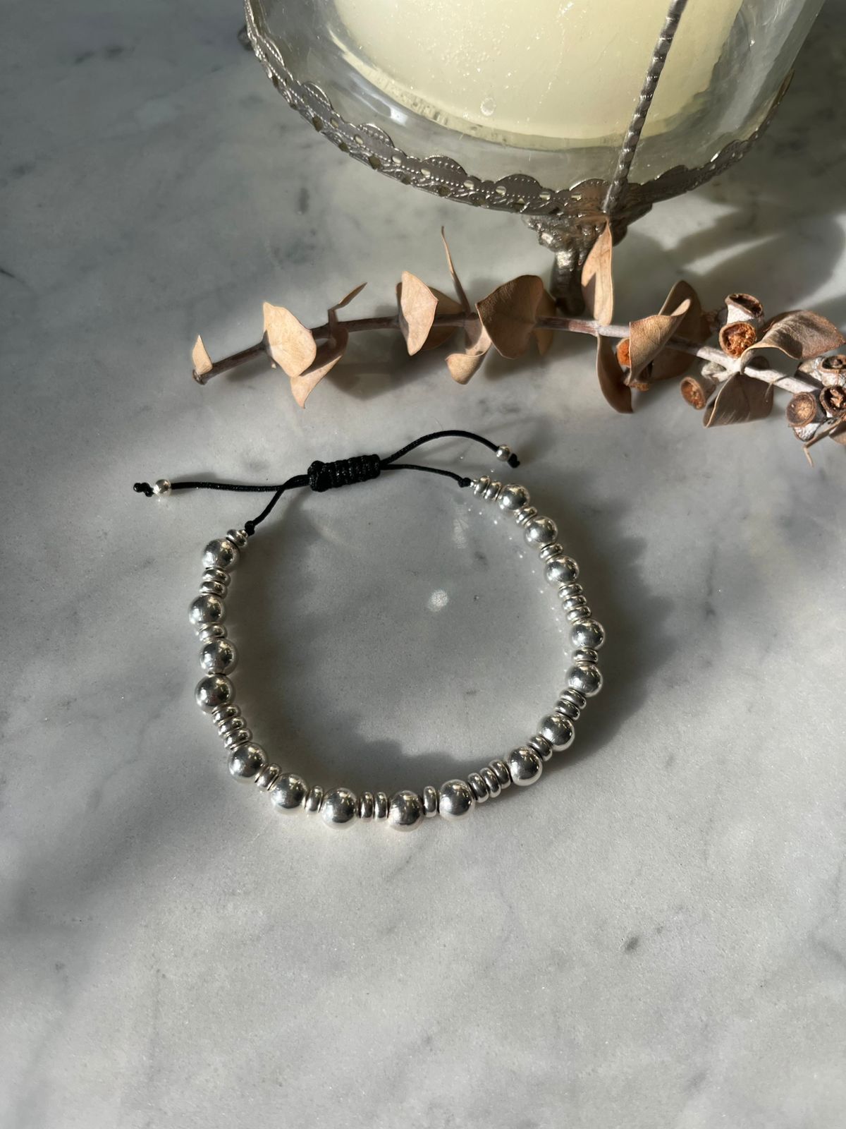 Pulsera de hilo negro, de bolitas y donas de plata, ajustable de 15cm a 20cm