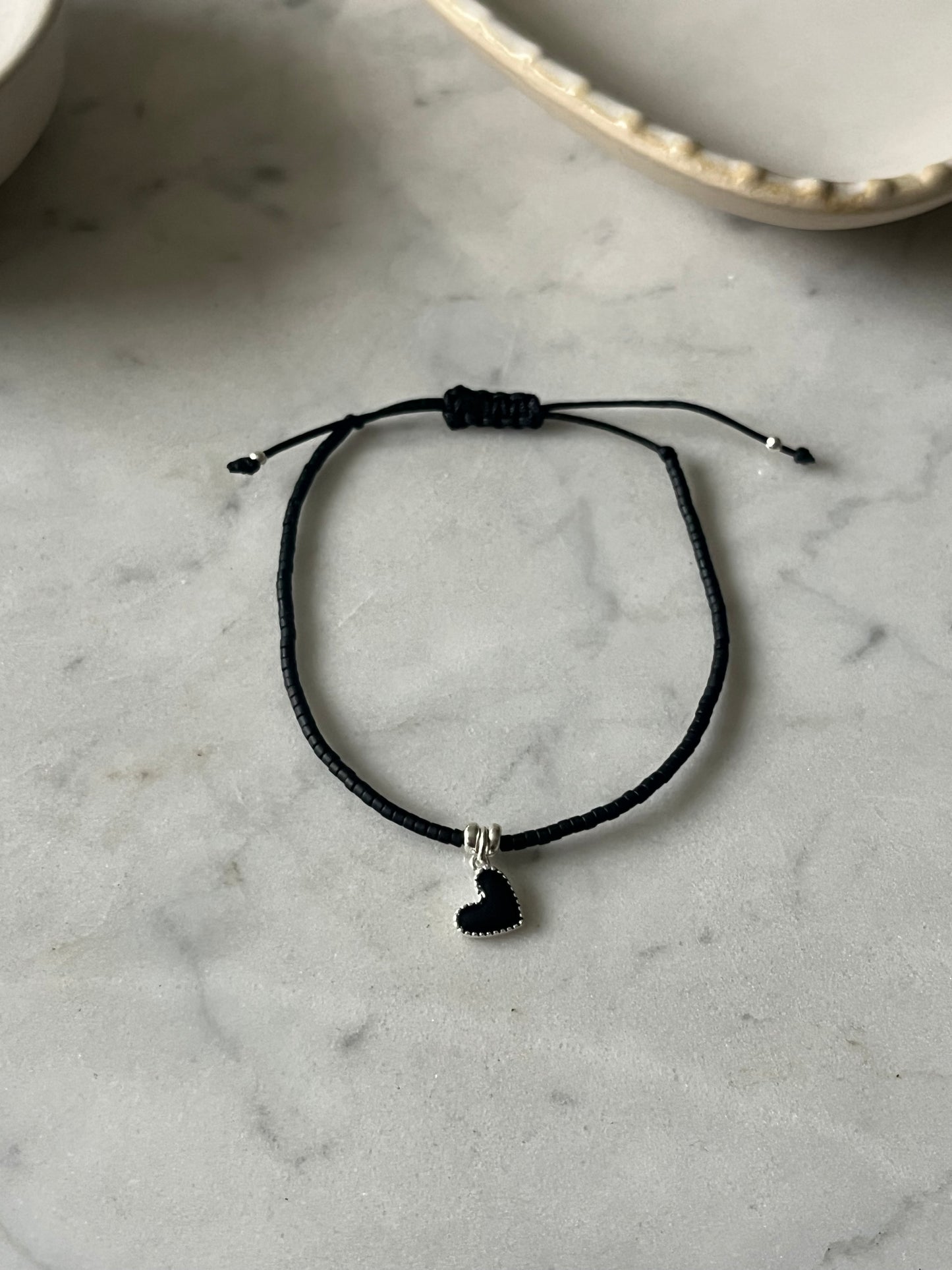 Pulsera hilo negro Fuerza