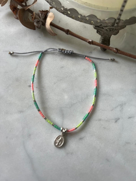 Pulsera cristales fluor, detalles en plata y virgen de los rayos o Virgen de los Milagros