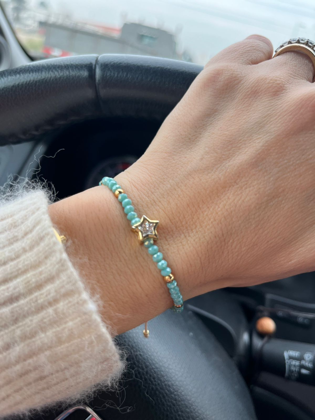 Pulsera de cristales celestes, detalles y estrella con circón en baño de oro.