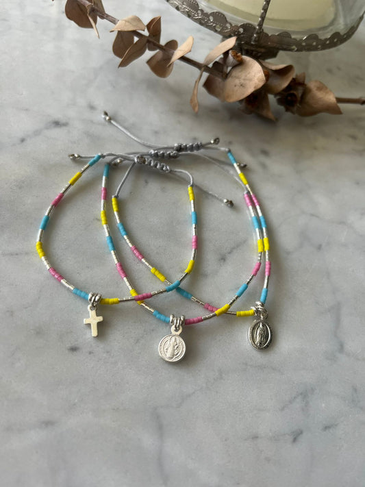 Pulsera cristales de colores, celestes, rosados, amarillos con mostacillas de plata y Virgen de Guadalupe