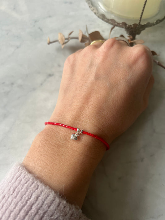 Pulsera hilo rojo de protección con cristales rojos y corazón en plata