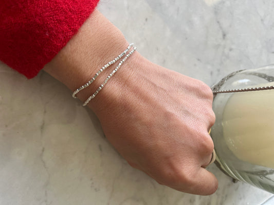 Pulsera ajustable de mostacillas de plata con broche