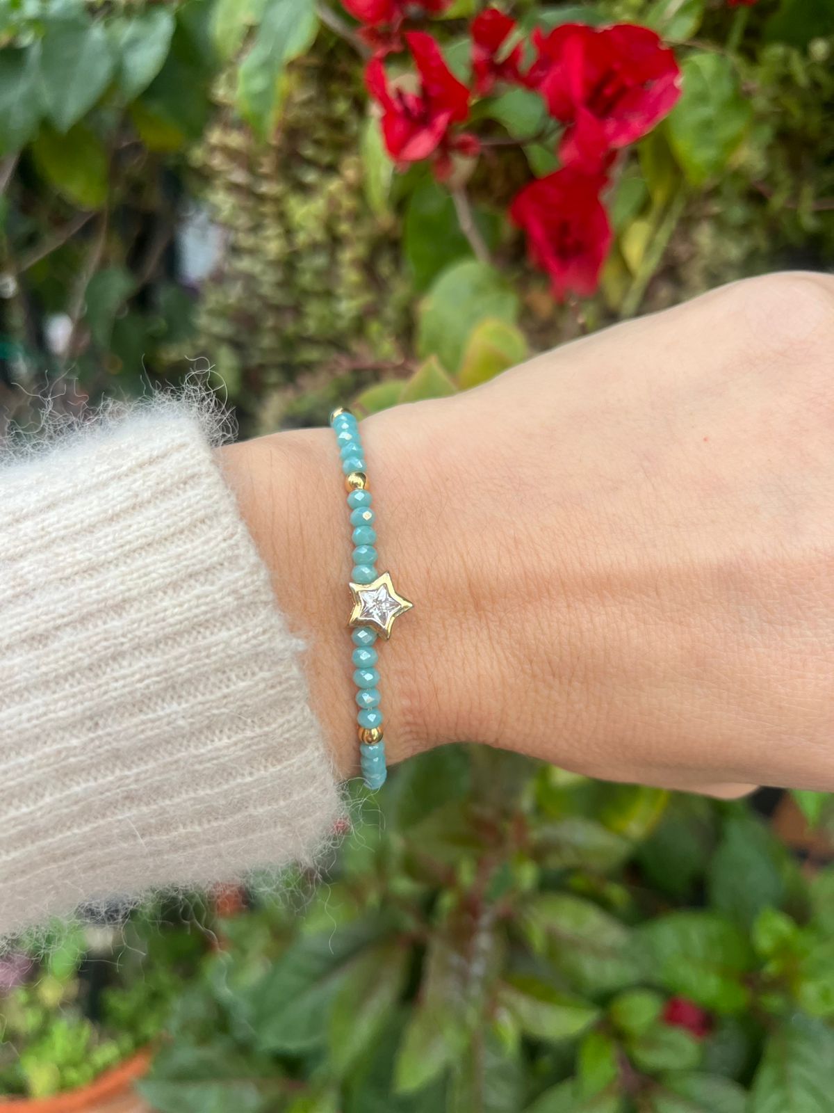 Pulsera de cristales celestes, detalles y estrella con circón en baño de oro.