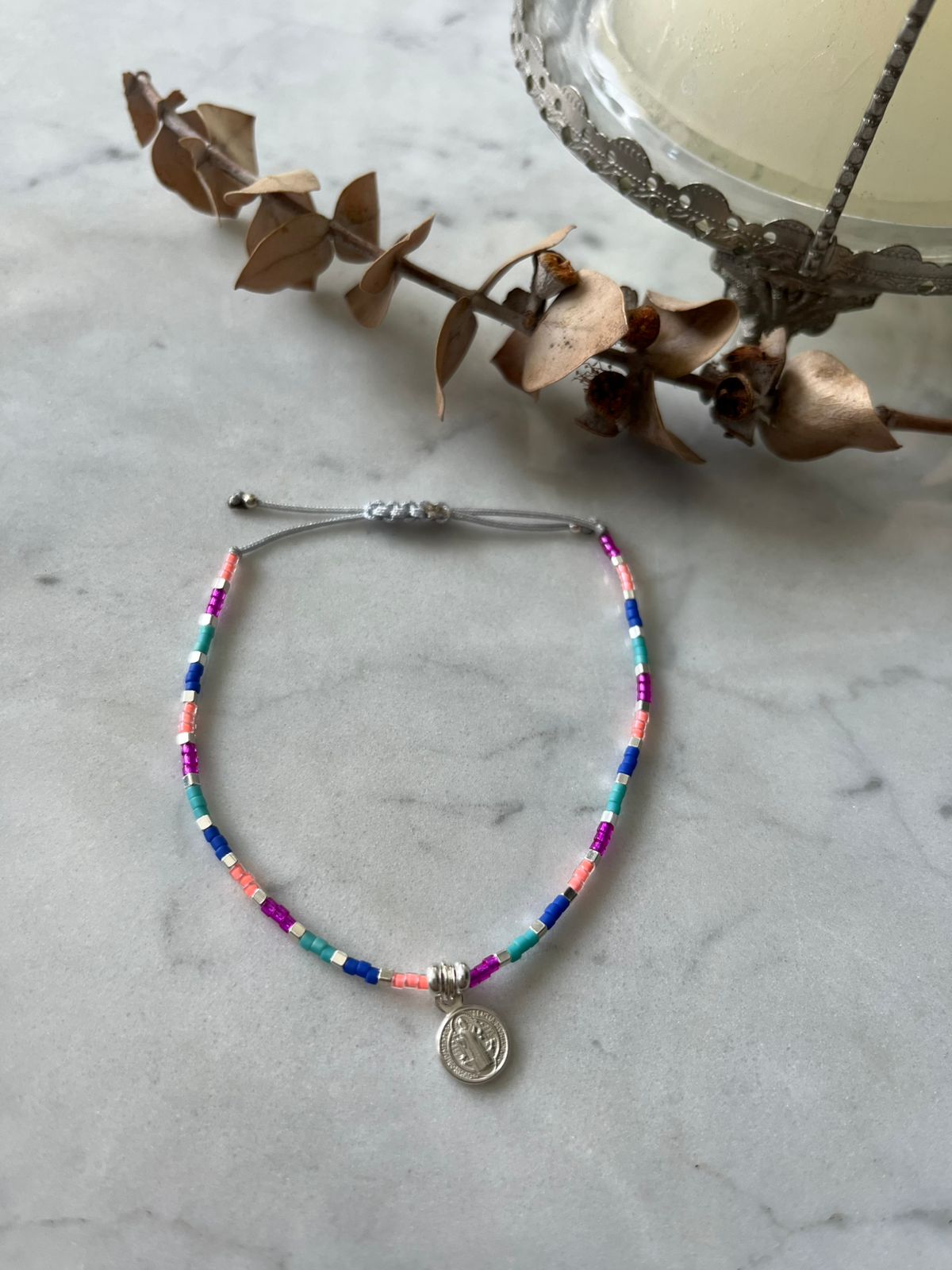 Pulsera San Benito multicolor y detalles en plata