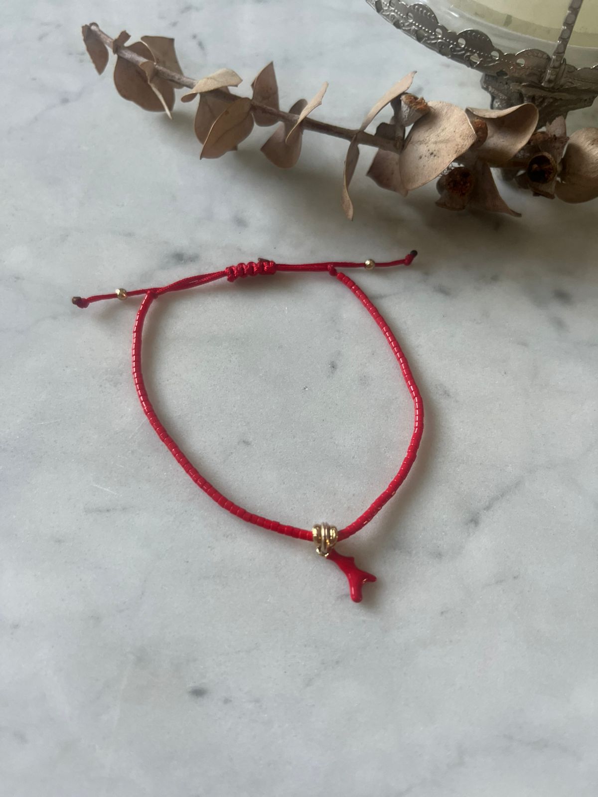 Pulsera hilo rojo de protección Coral Rojo con cristales rojo con detalles en baño de oro