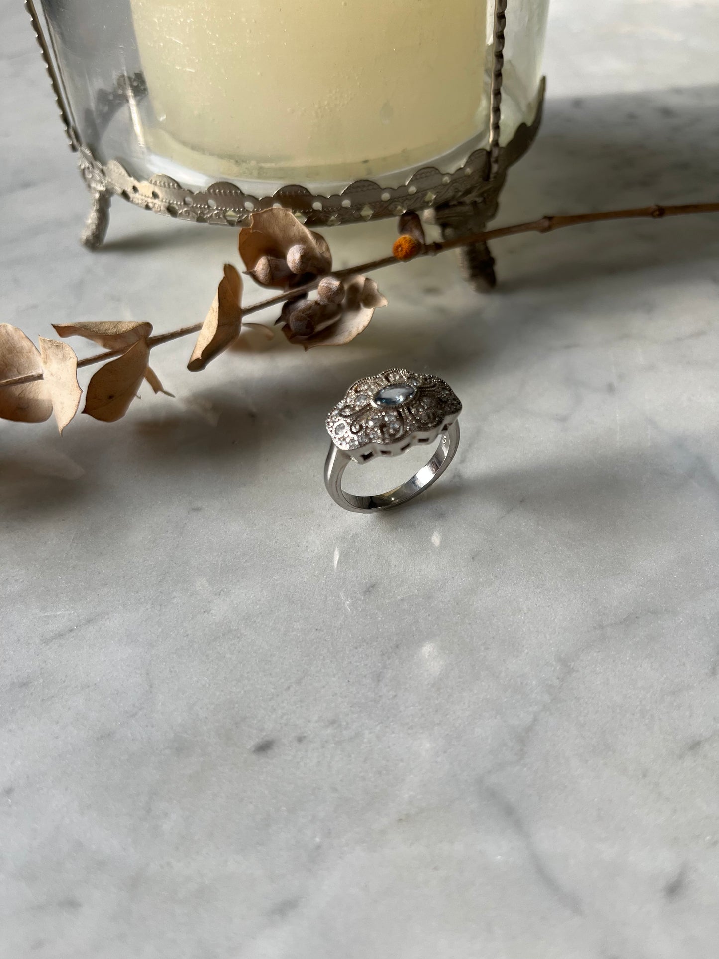 Anillo vintage de plata con piedra central azul y detalles florales ✨