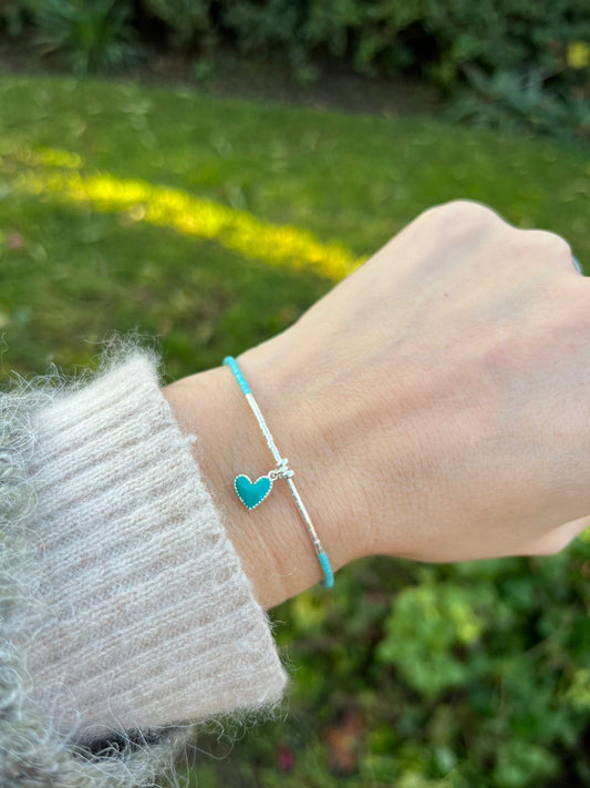 Pulsera Hilo gris, cristales celestes , corazón y mostacillas en plata , ajustable de 15cm a 20cm