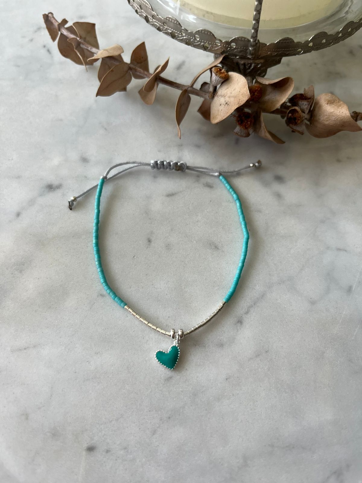 Pulsera Hilo gris, cristales celestes , corazón y mostacillas en plata , ajustable de 15cm a 20cm