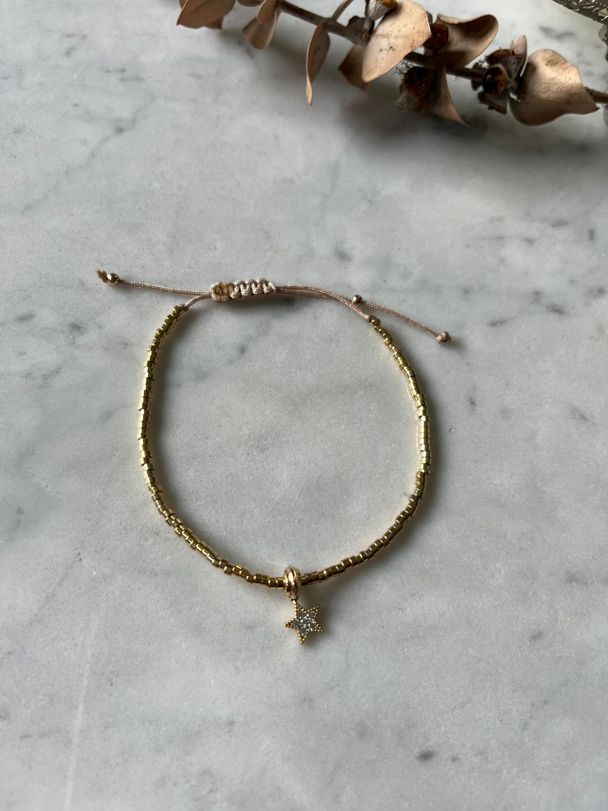 Pulsera hilo, mostacillas de bañadas em oro de 24k , estrella con circones, ajustable de 15cm a 20cm