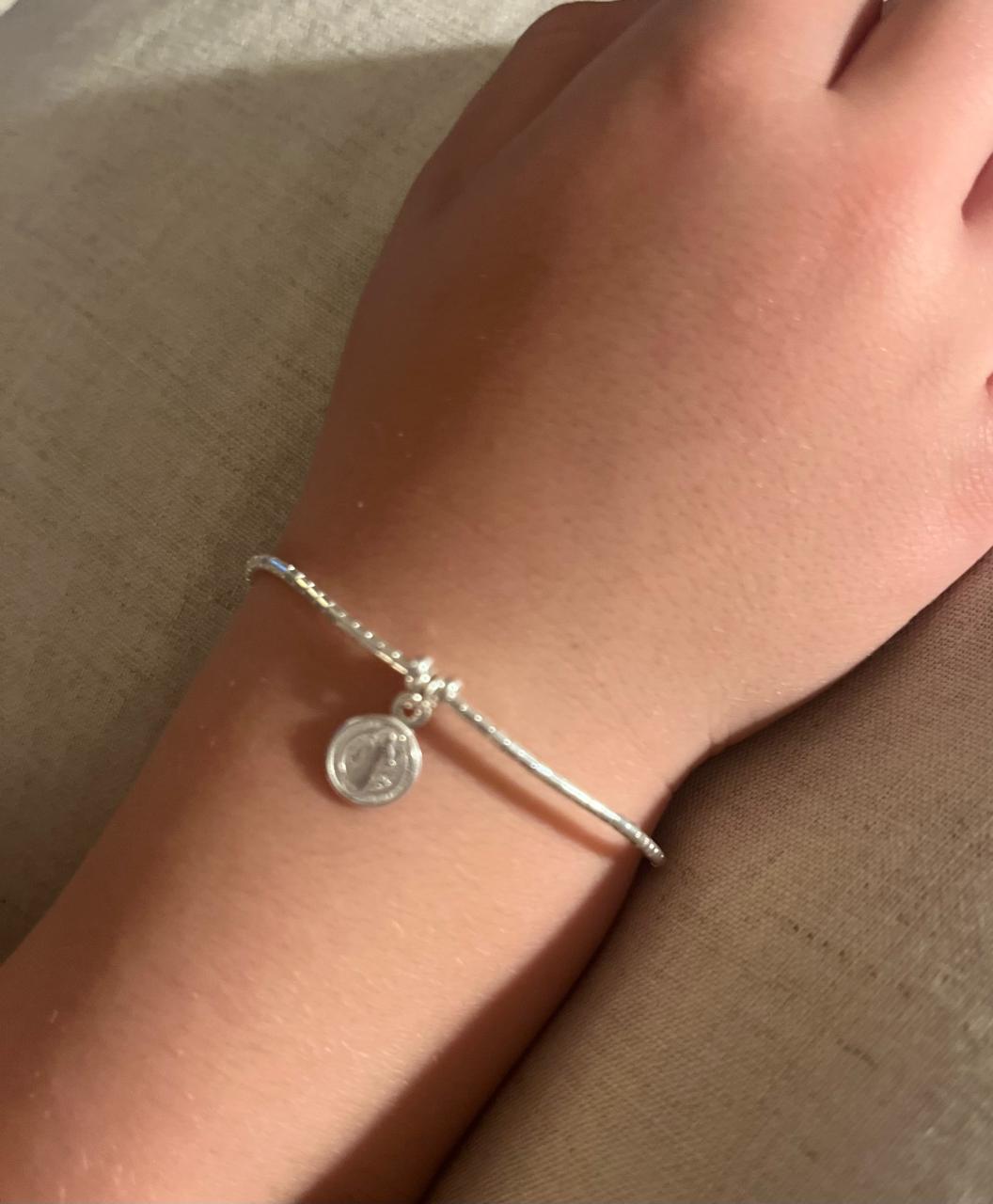 Pulsera de hilo gris, con mostacillas y San Benito en Plata, para niños de 12cm