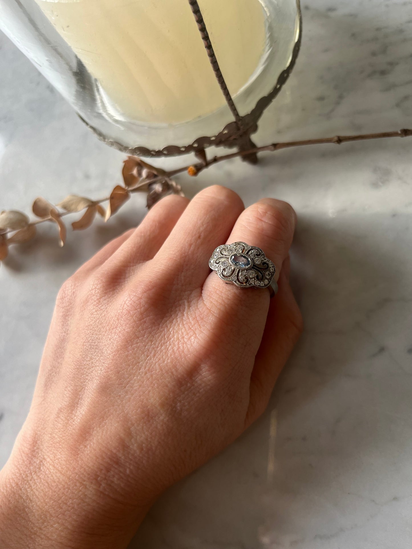 Anillo vintage de plata con piedra central azul y detalles florales ✨