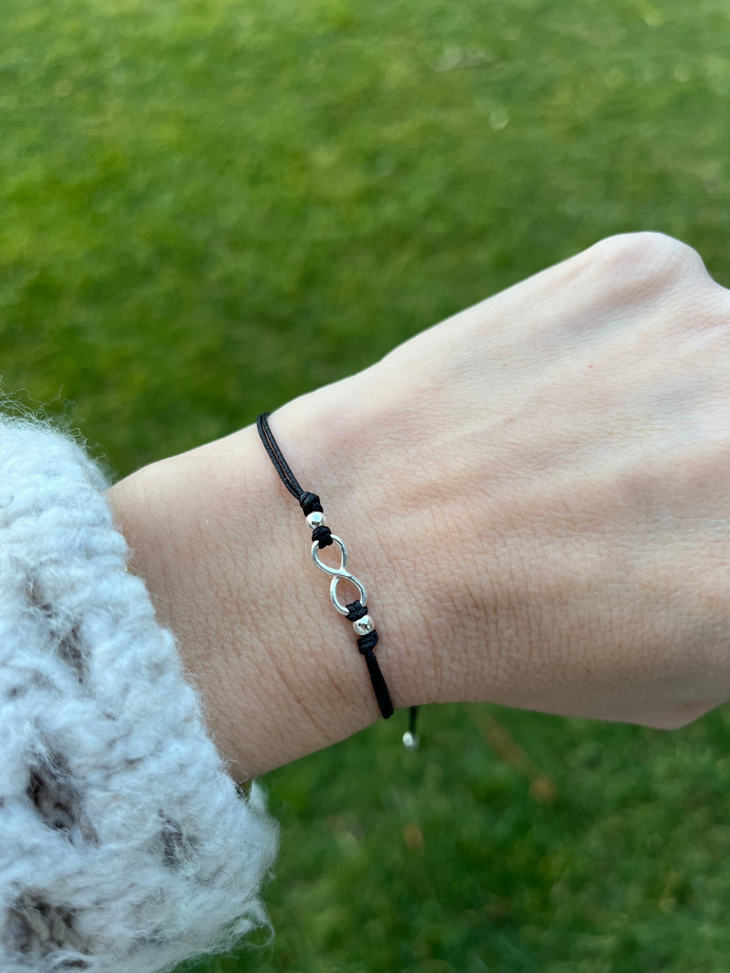 Pulsera infinito en plata hilo negro