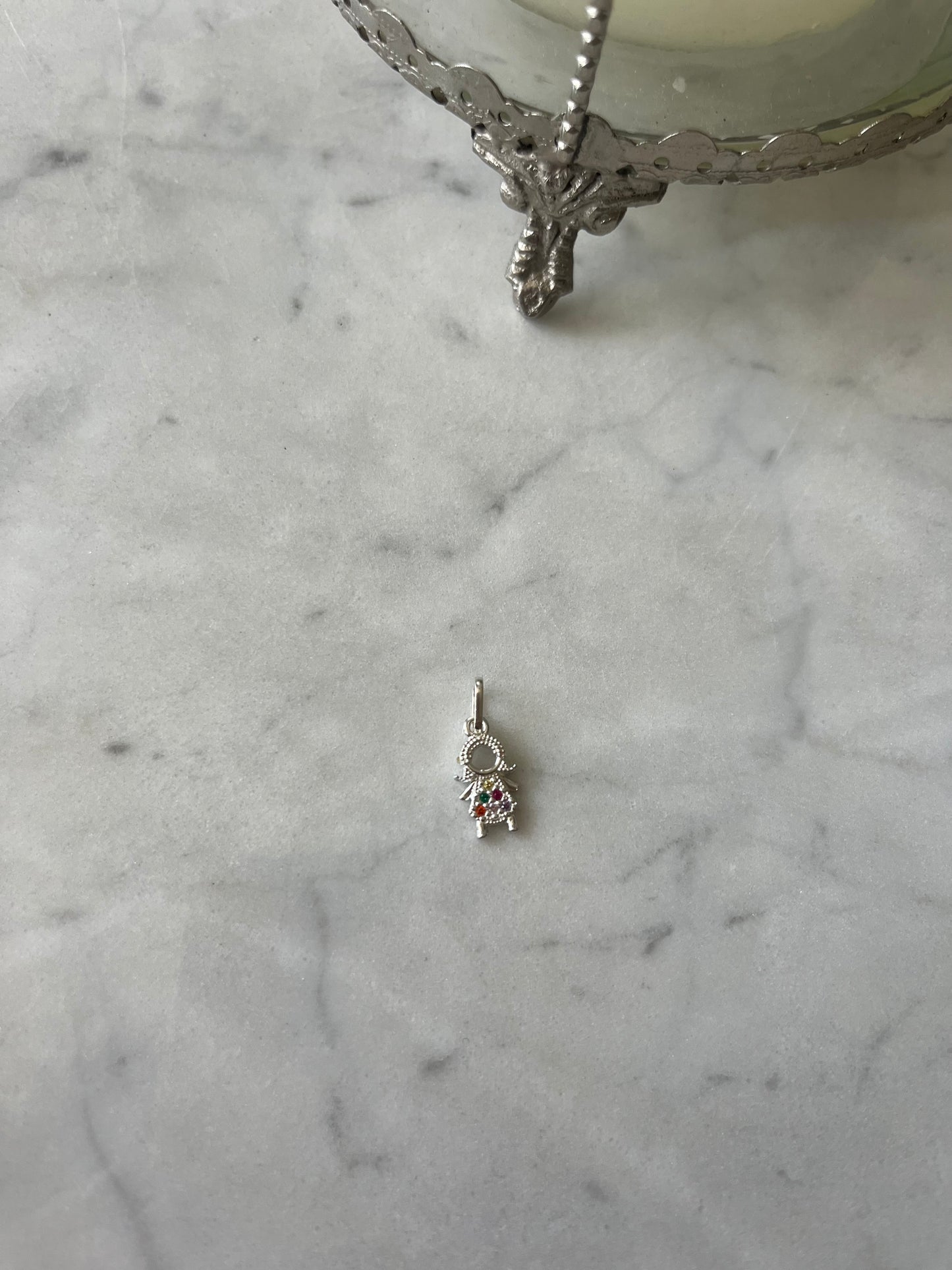 Niña de plata con circones de colores