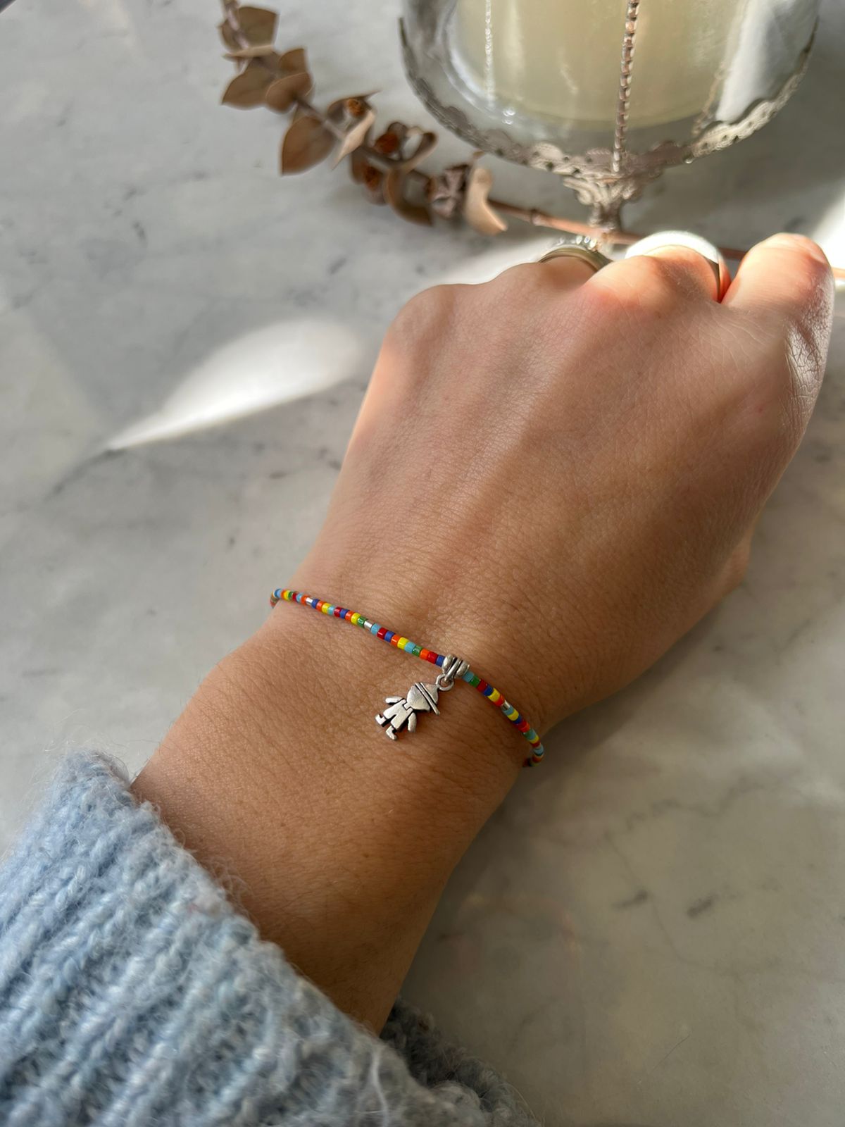 Pulsera de hilo gris, con cristales de colores y niño en plata, ajustable de 15cm a 20cm