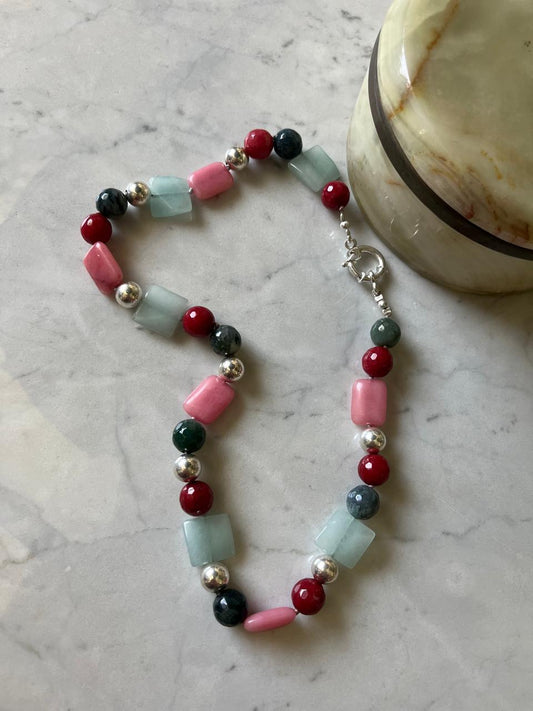 Collar de agatas teñidas y plata