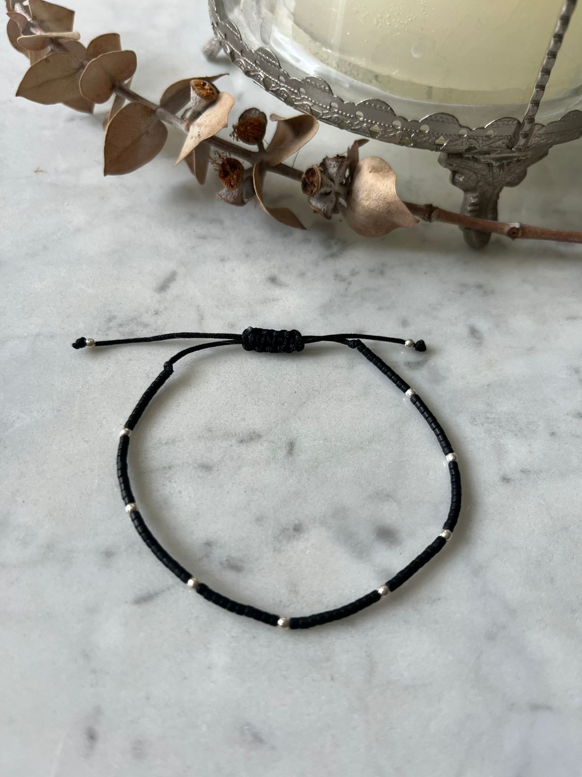 Pulsera hilo negro , cristales de negros, detalles en plata, ajustable de 15 a 20cm