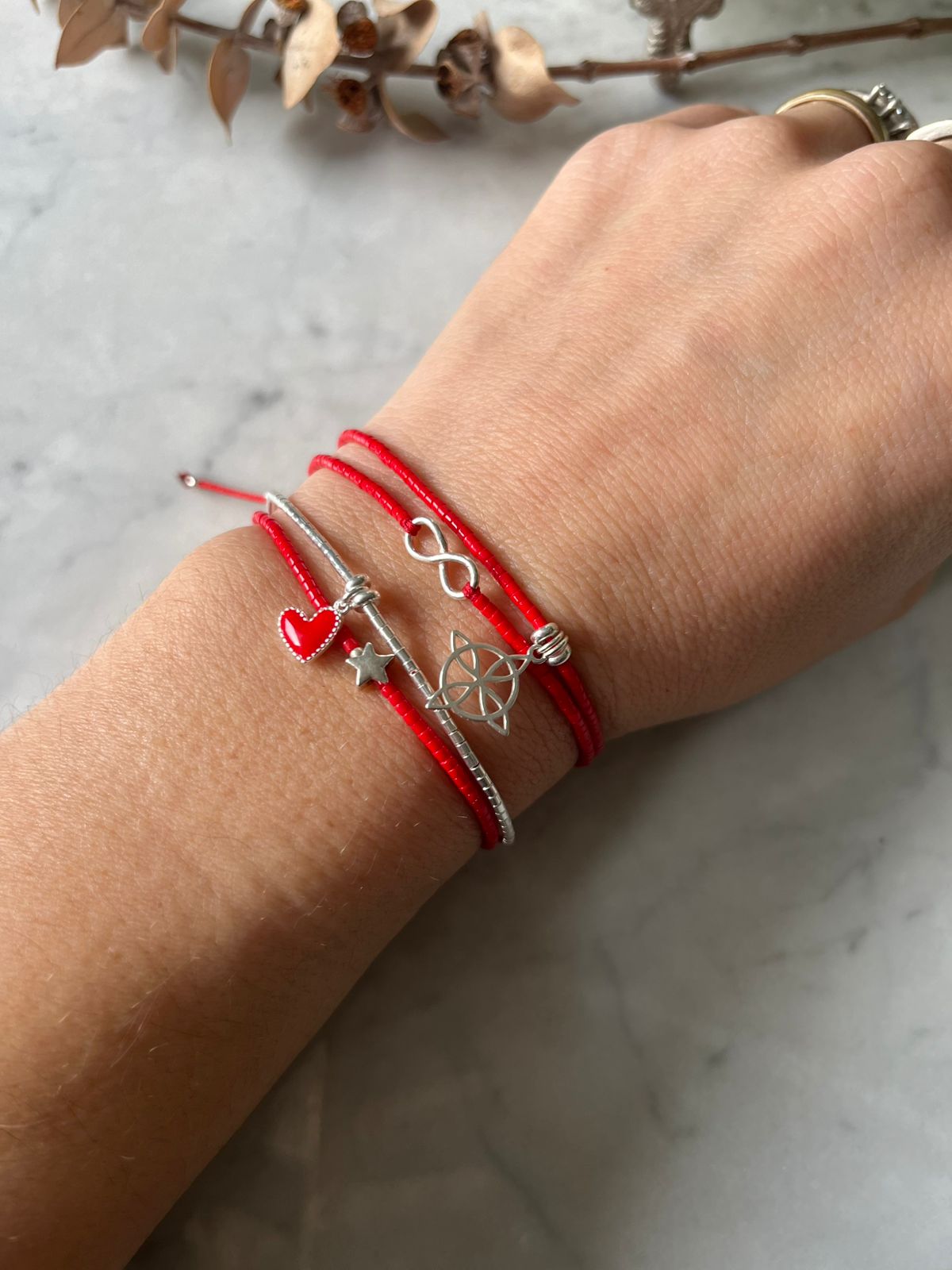 Pulsera de hilo rojo con mostacillas de plata y corazón rojo ❤️🔴🤍✨