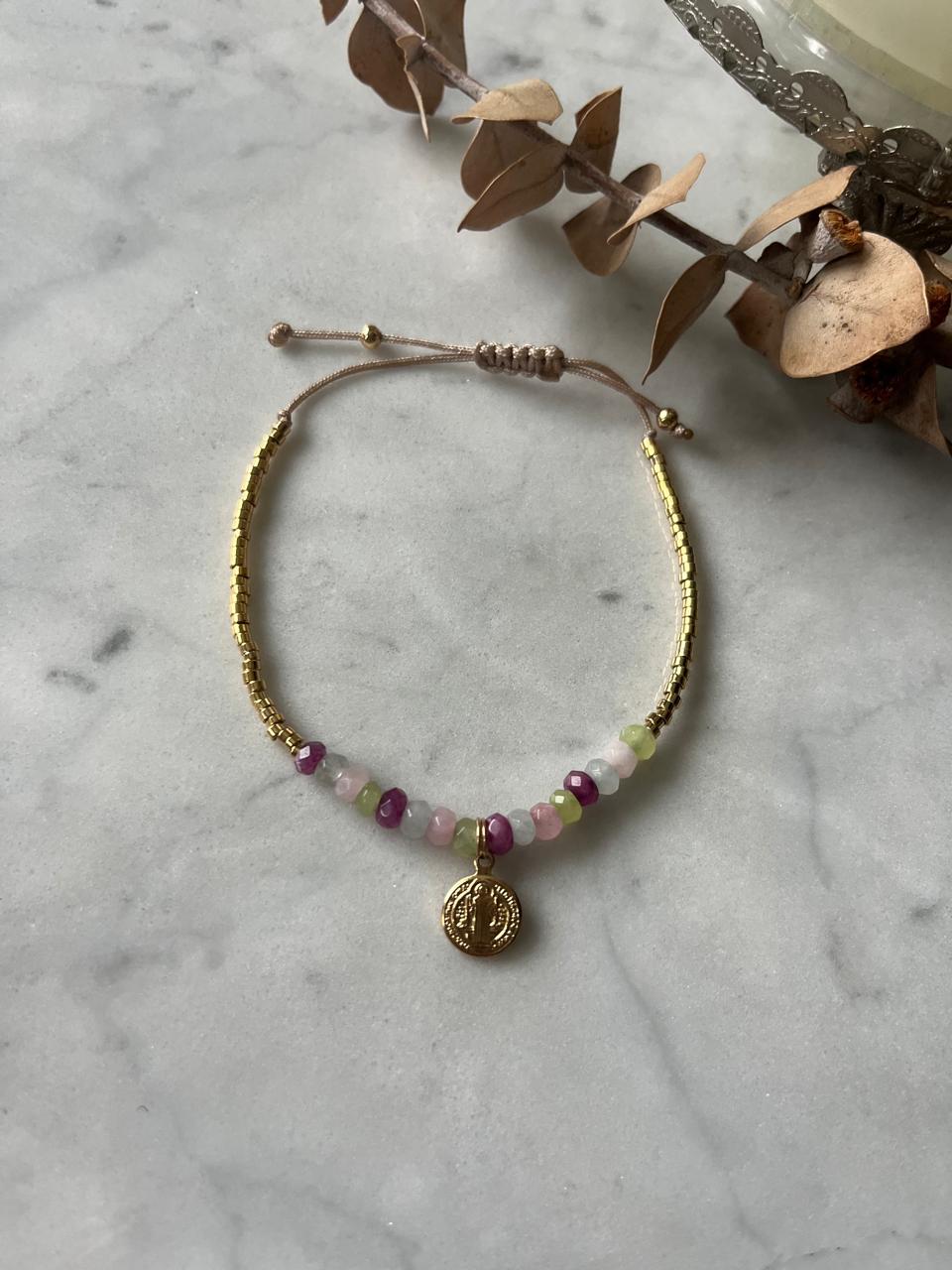 Pulsera de piedras naturales, mostacillas bañadas en oro de 24k y San Benito