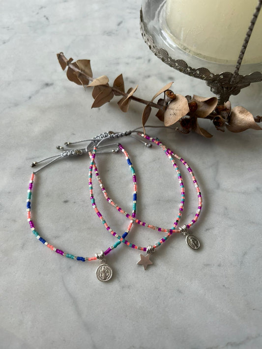 Pulsera San Benito multicolor y detalles en plata