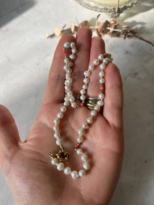Collar perlas de rio con detalles de coral y baño de oro de 42cm