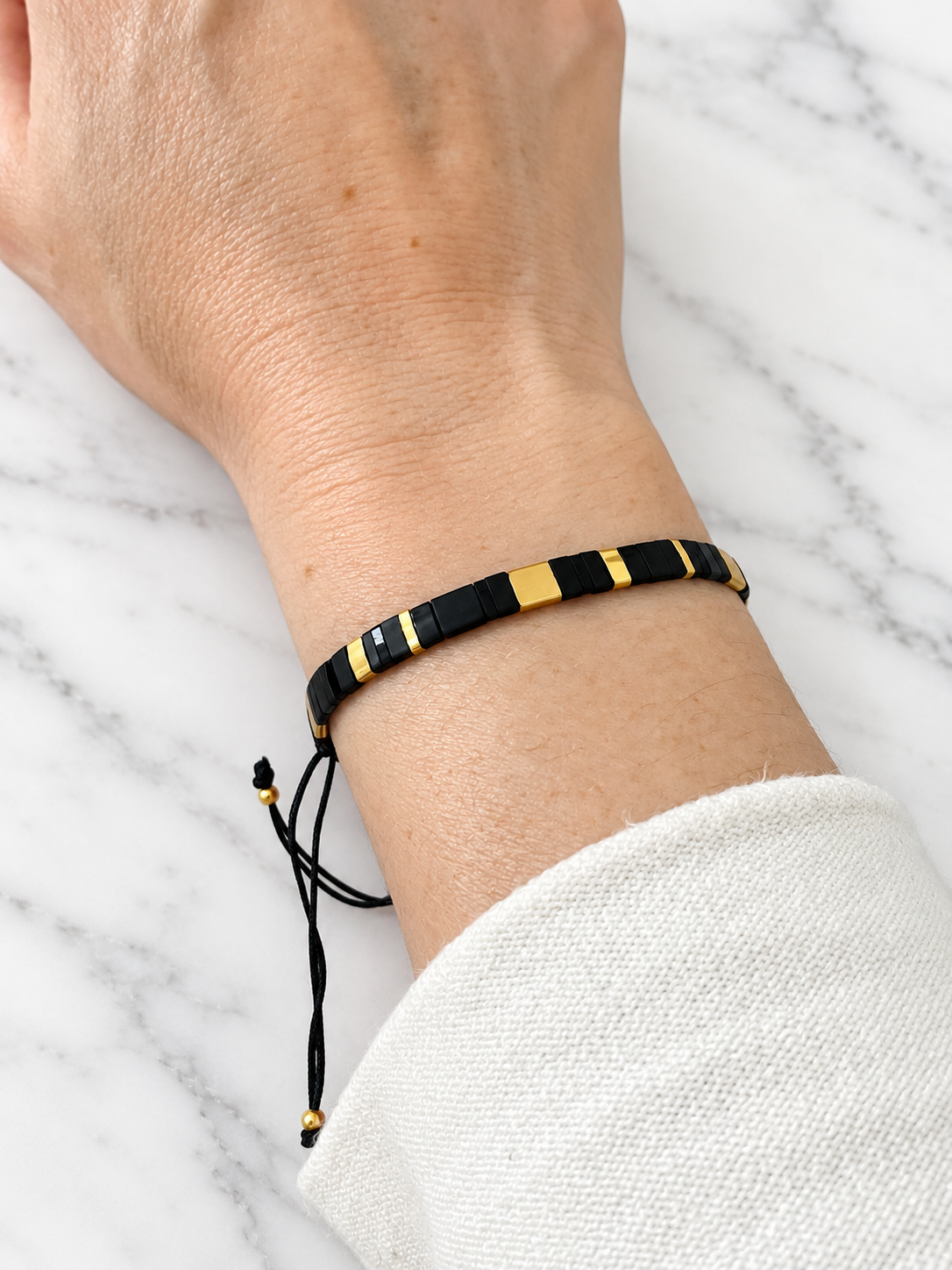 Pulsera mostacillas negras con baño de oro – Eclipse