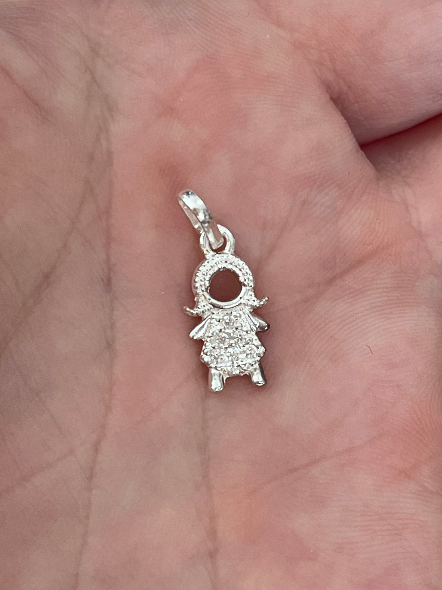 Niña de plata con circones (sin cadena)