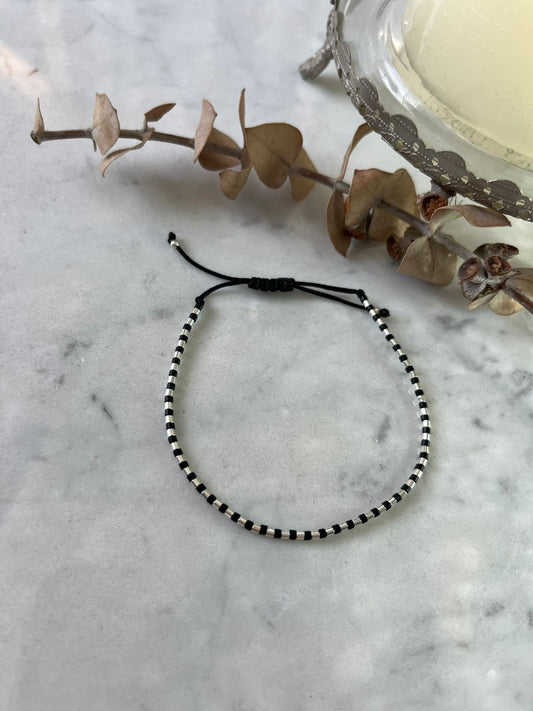 Pulsera hilo negro minimal plata y negro ⚫⚪