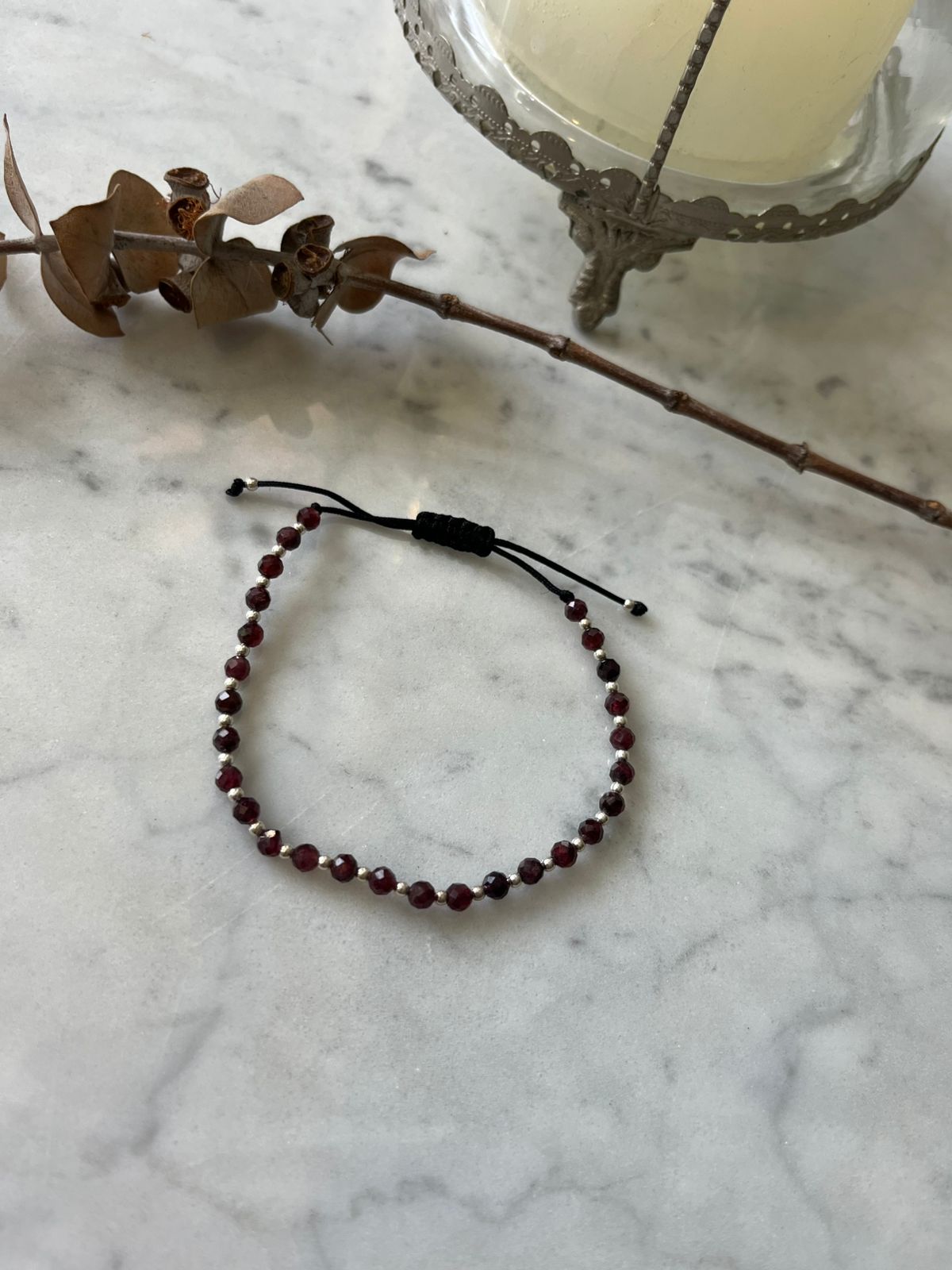 Pulsera de protección hilo negro, piedra natural granate y detalles de plata, ajustable de 15cm a 20cm
