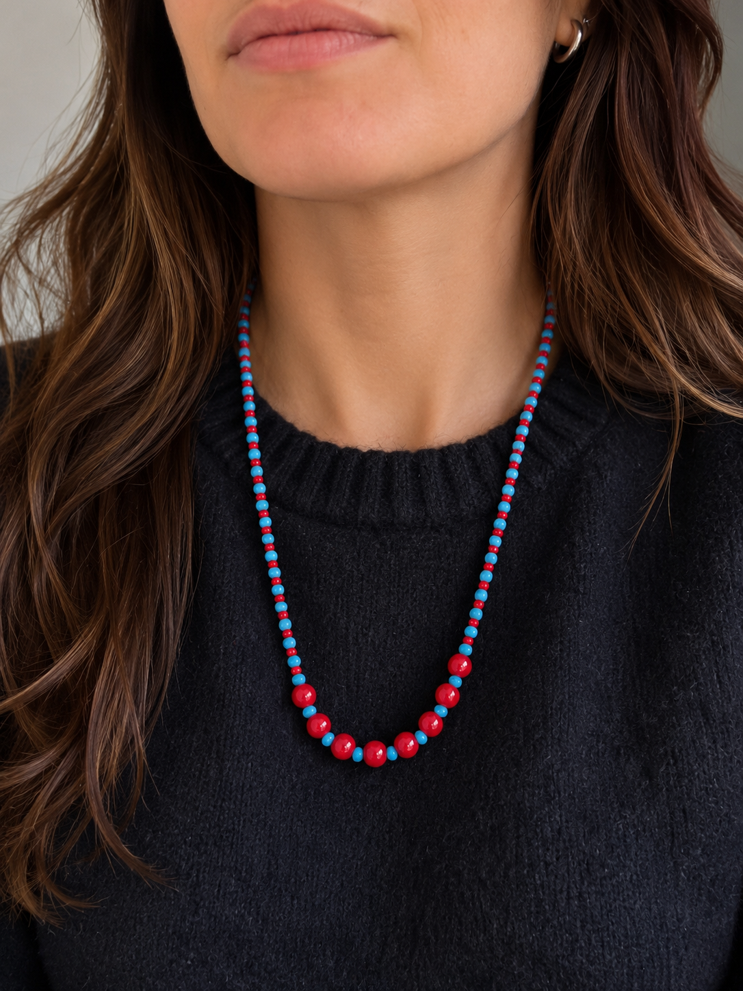 Collar Coral Celeste – Cristales Azulados y Coral Teñido | Broche de Plata