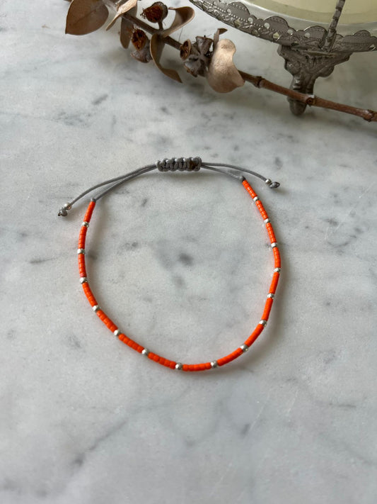 Pulsera hilo gris, mostacillas de plata, cristales naranjos ajustable de 15 a 20cm