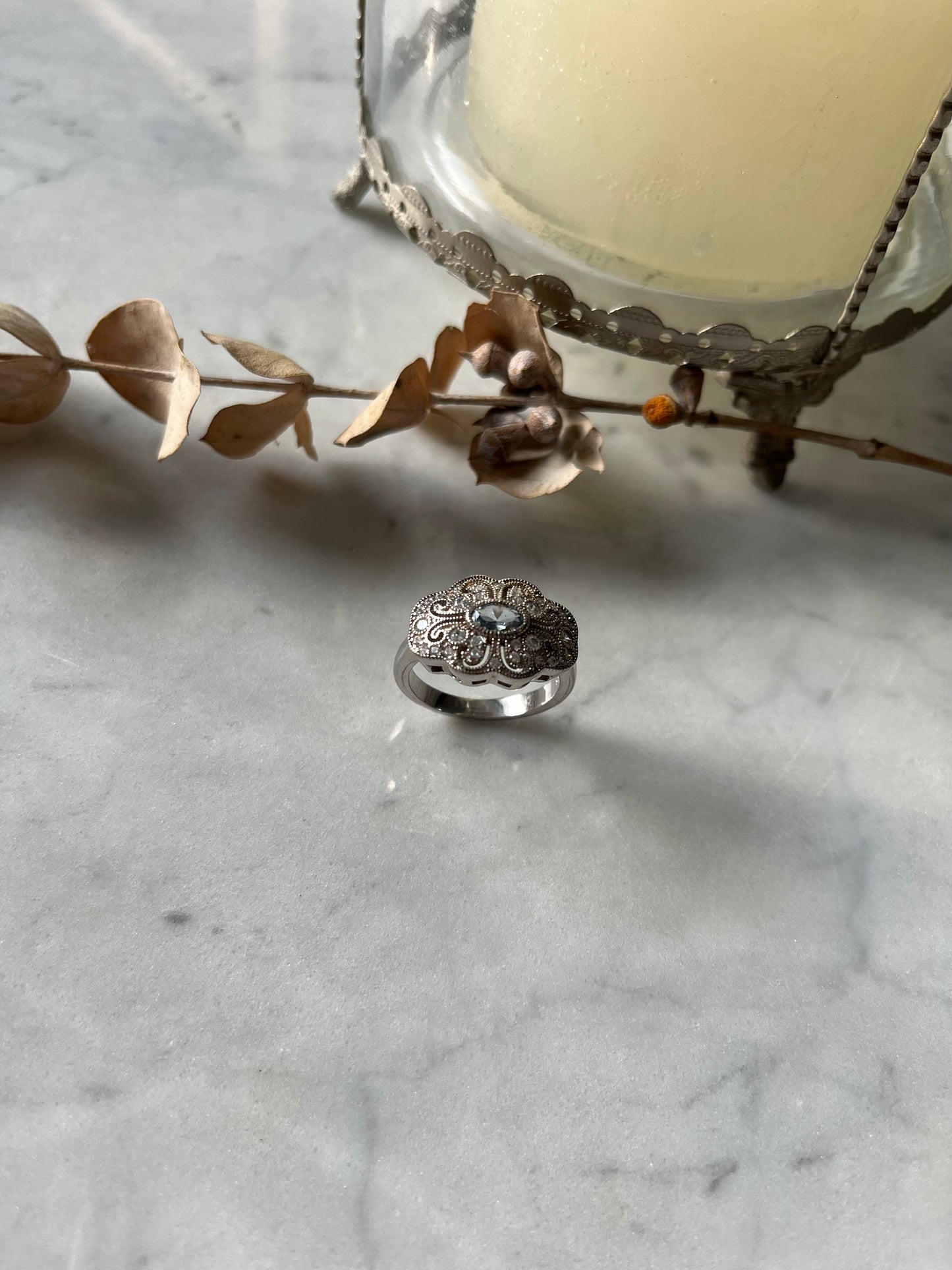 Anillo vintage de plata con piedra central azul y detalles florales ✨