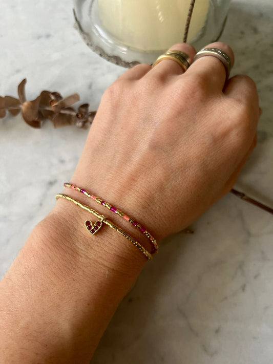 Pulsera de hilo con detalles en fucsia y mostacillas en baño de oro de 24 k