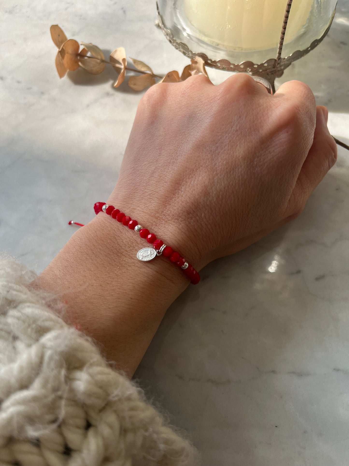 Pulsera de protección hilo rojo, con cristales rojos, detalles de plata y San Expedito, ajustable de 15cm a 20cm