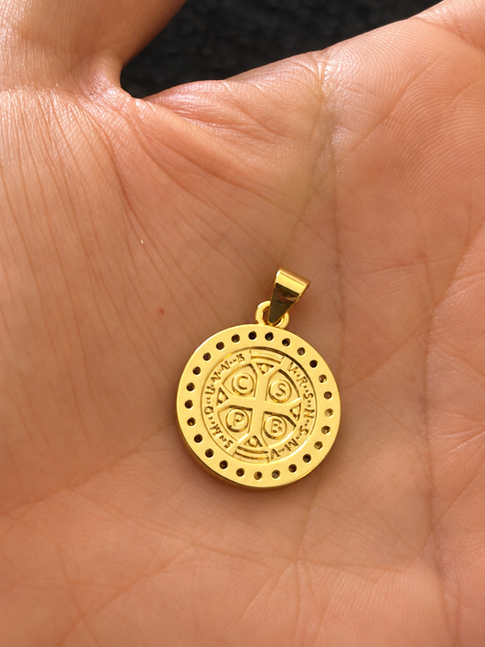 Dije san Benito circones baño de oro.