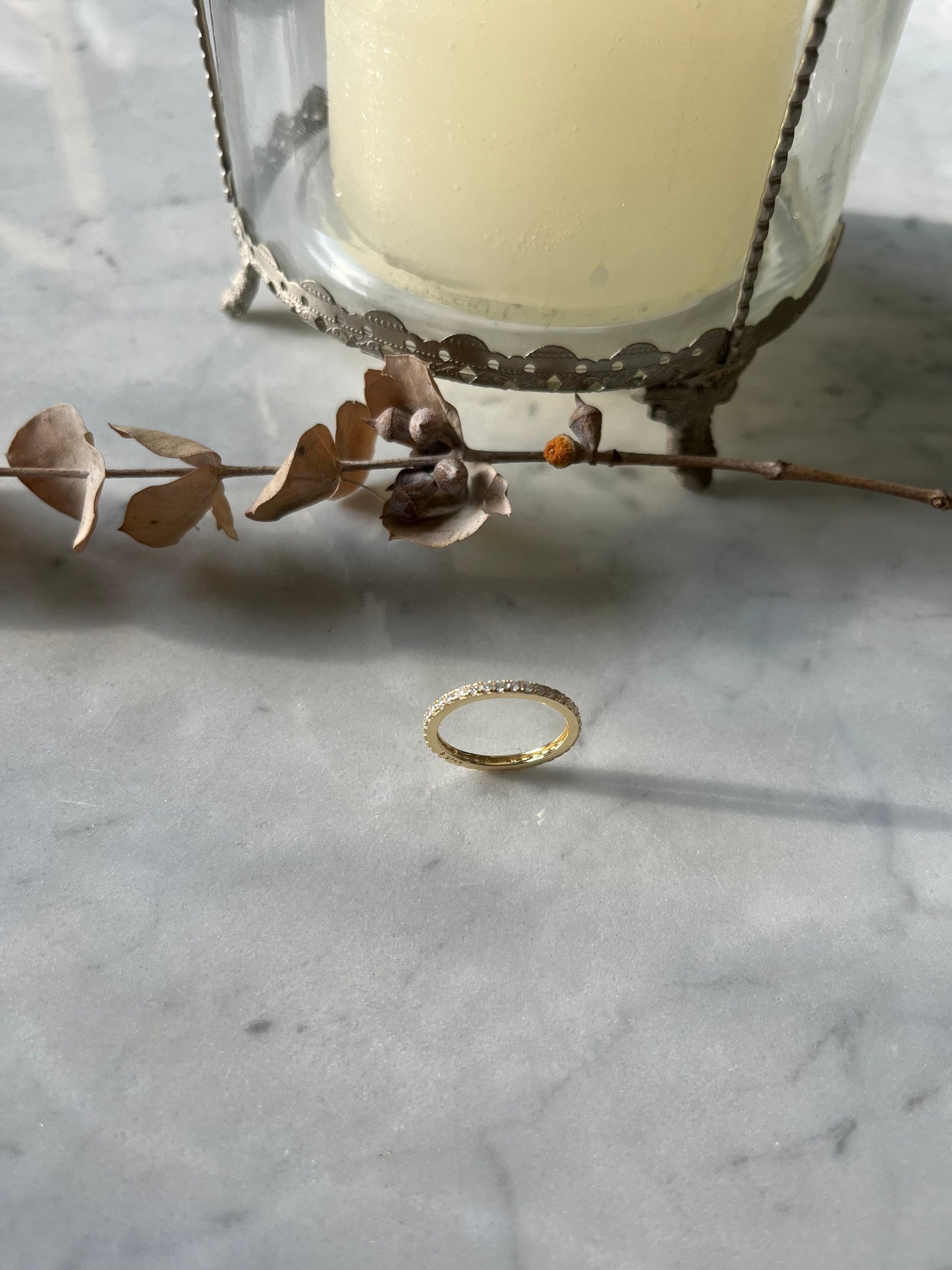 Anillo delgado con baño de oro y mosanita ✨