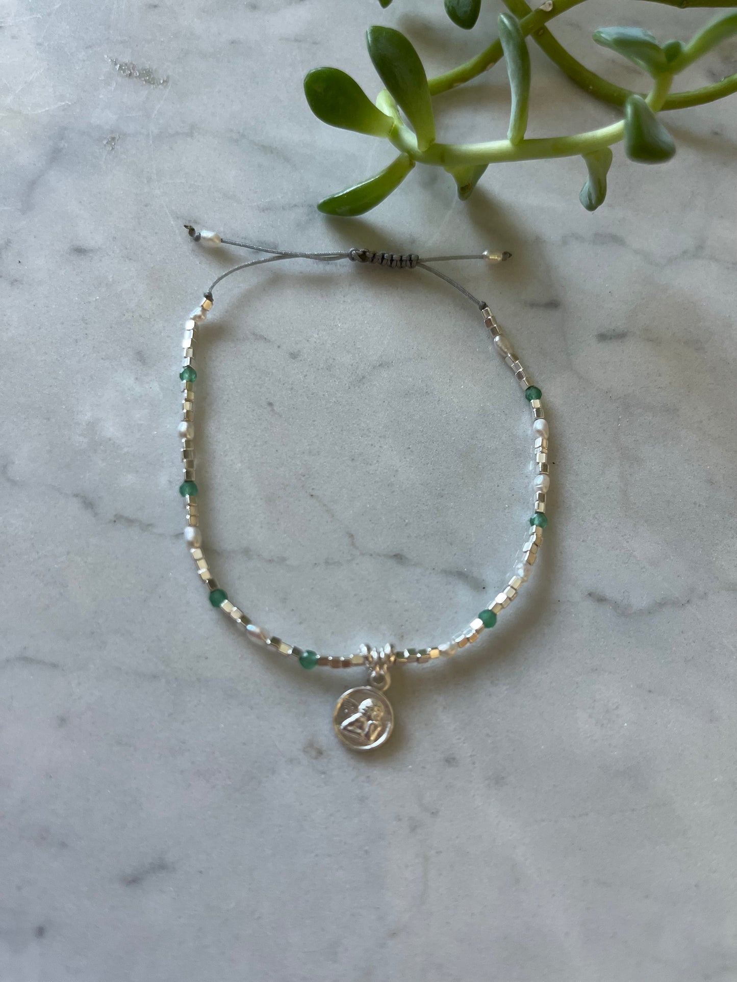 Ángel de la guarda jade , perlas de río y plata